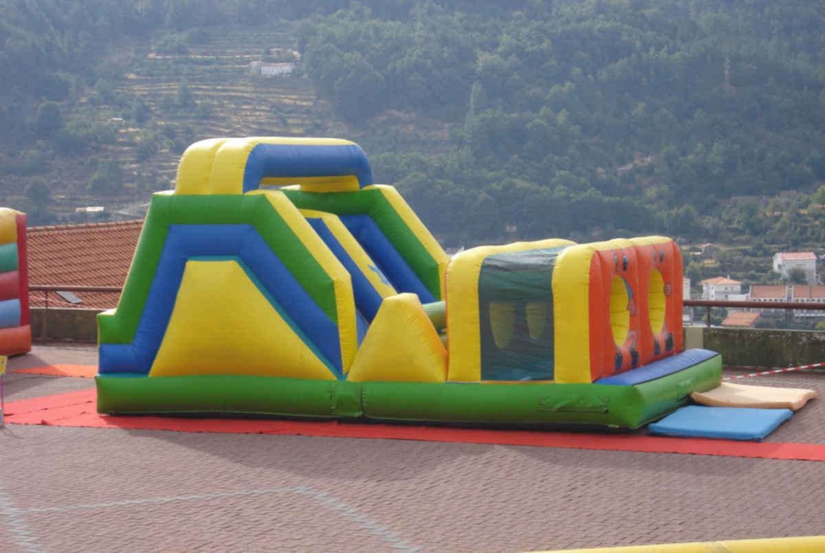pista de obstáculos insufláveis